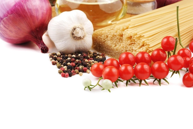 Zestaw świeżych składników na kuchennym blacie